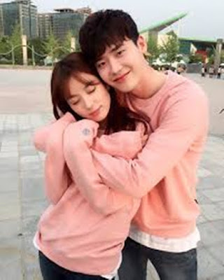  Awas Baper, Foto Mesra Lee Jong Suk-Han Hyo Joo di 'W' Ini Raih 1 Juta Like