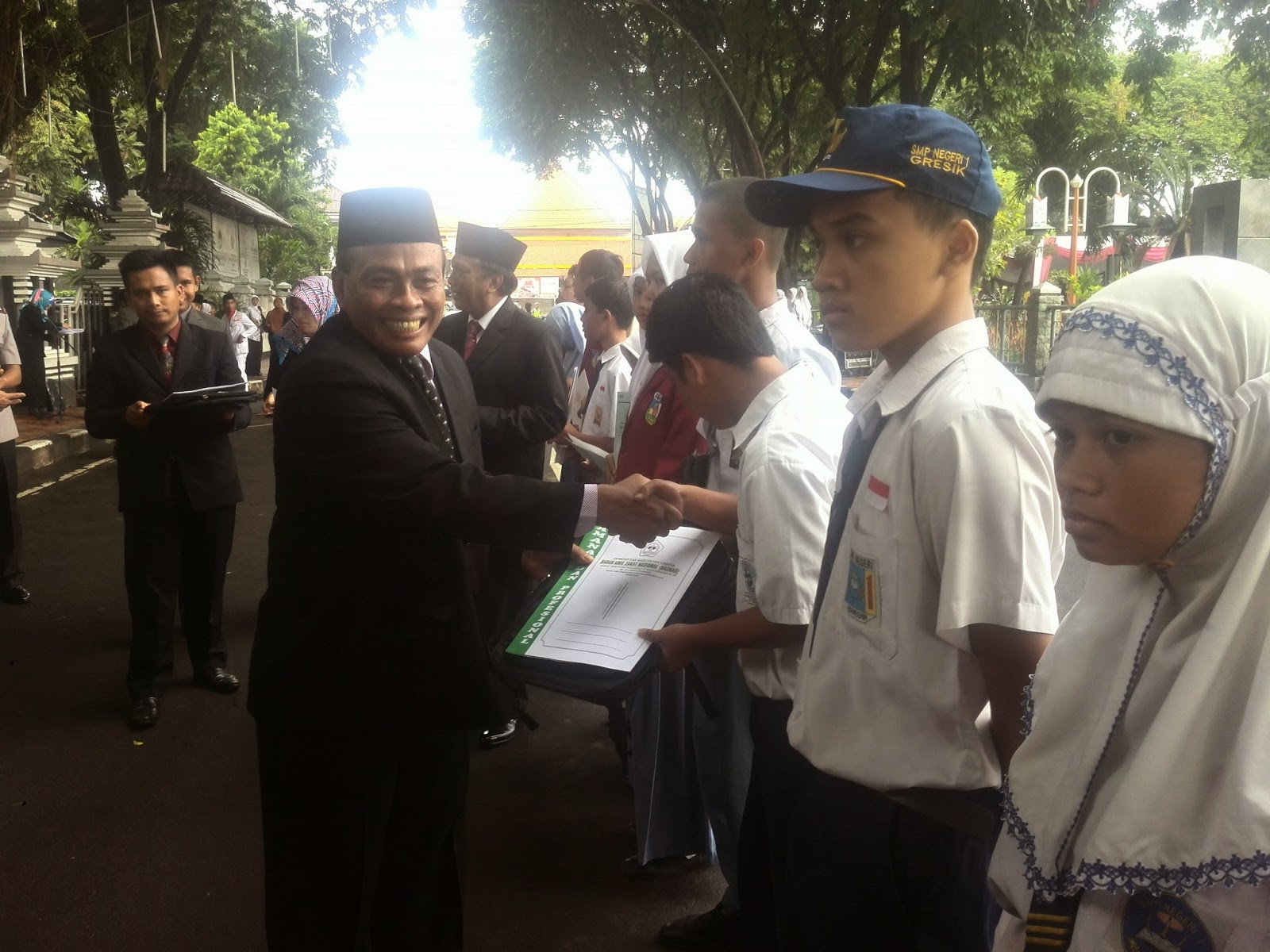 Gresiknews1 Gresik Dinas Pendidikan Dispendik Kabupaten Gresik memperingati Hari Pendidikan Nasional Hardiknas tahun 2015 dengan memberikan