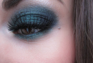 http://chroniquedunemakeupaddict.blogspot.com/2013/12/makeup-de-fetes-avec-urban-decay.html