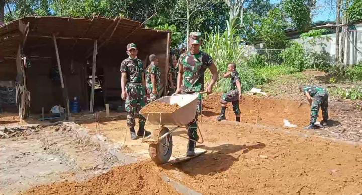 Perkokoh Jiwa Persatuan dan Kesatuan Satgas TMMD Bantu Bangun Pondasi Rumah Warga Dalam Rangka Sukseskan TMMD Ke 111 Kodim 1202/Skw