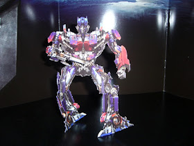 optimus prime en forma de robot de papel