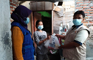 KLL Wonocolo Surabaya Gerak Cepat Salurkan 300 Paket untuk Warga Isoman dan Terdampak Covid-19