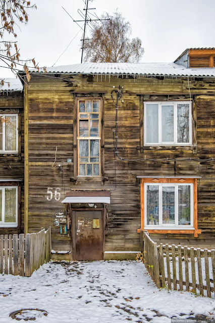 Вход в подъезд старого деревянного дома