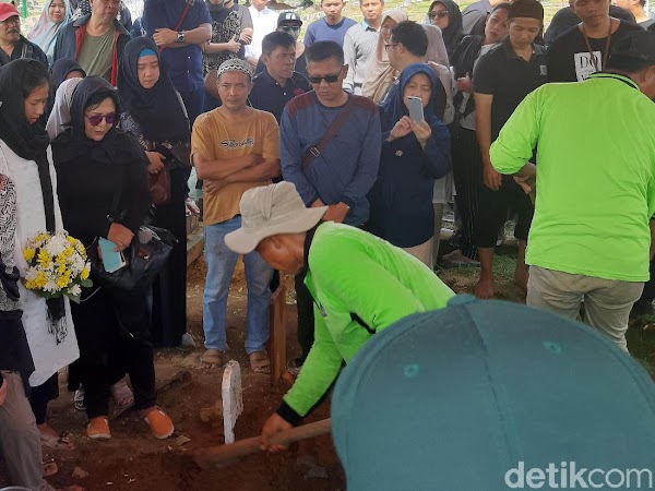 Tangis Istri Pecah di Pemakaman Cecep Reza 'Bombom'