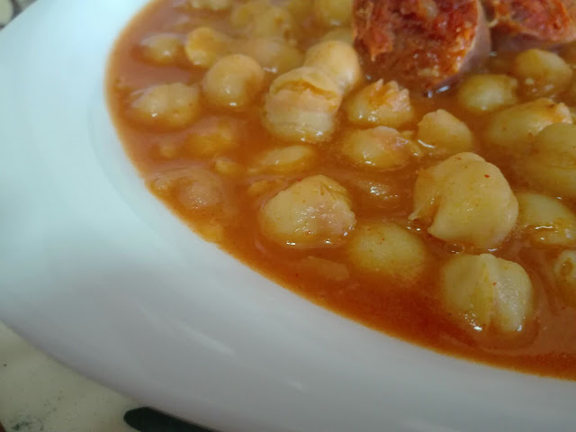 imagen de un plato de potaje de garbanzos con chorizo al estilo sevillano, un plato tradicional de toda la vida que no puede faltar en los guisos de cuchara de tu casa