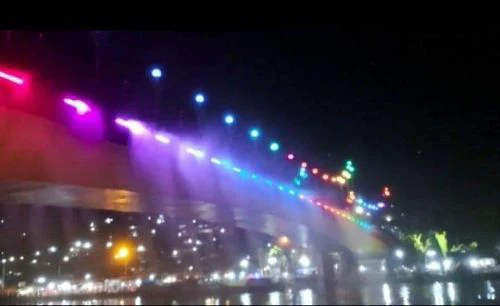 Dipasangi Lampu Kabut Air, Jembatan Siti Nurbaya Terlihat Cantik di Malam Hari