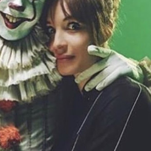 Bill Skarsgård And His Girlfriend Alida Morberg On The Set Of IT : 大ヒットのホラー映画「It（イット）」の撮影時に、恋人のアリダ・モルバーグが応援に来てくれたことで、にんまりした笑顔が怖いピエロのビル・スカルスガルド ! !