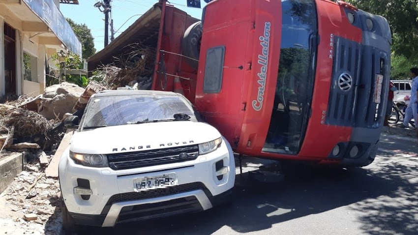 Caminhão tomba em cima de veículo de luxo no bairro José Walter, em Fortaleza