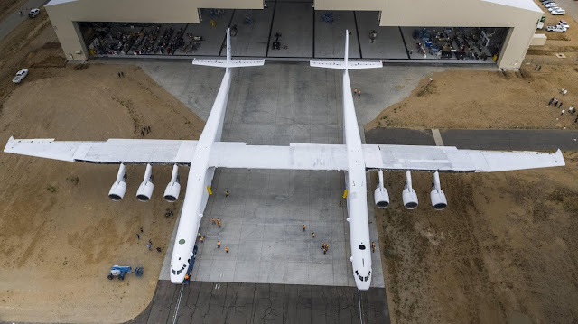 Stratolaunch hangardan çıktı - Haziran 2017