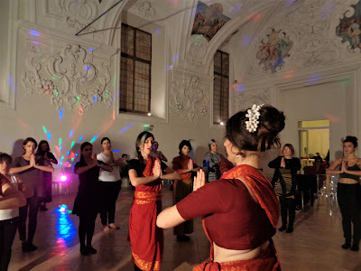 DMUSEO DI SAN DOMENICO MAGGIORE  SALA DEL CAPITOLO con il Patrocinio di: Comune di Napoli, Secondo Municipio Museo di San Domenico Maggiore Università degli Studi di Napoli "L'Orientale" Federazione Italiana Yoga Associazione Culturale  Orchestès  a cura del  Gruppo Studentesco Pranama nell'ambito di INDIART FESTIVAL Festival delle Arti e Culture dell'India 30 novembre 2018 evento a ingresso libero anza Indiana Bharata Natyam Napoli Marialuisa Sales