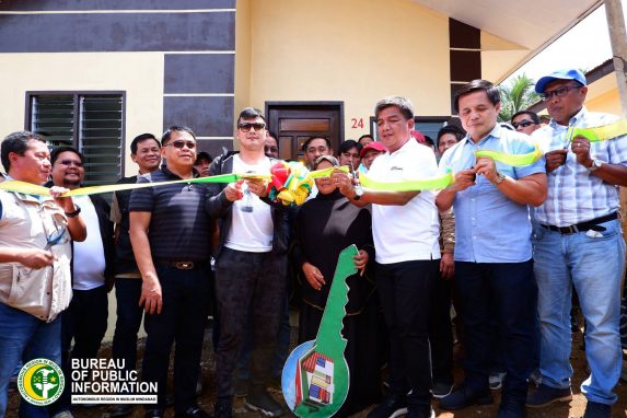 ARMM Gov Hataman turns over homes to Marawi evacuees