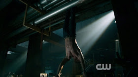 Stephen Amell Shirtless in Arrow s1e01