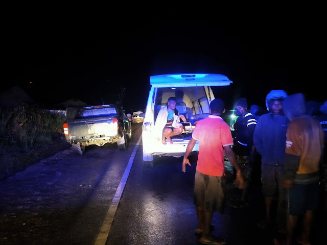 WAMENA, LELEMUKU.COM - Warga di Kompleks Sinakma, digegerkan dengan penemuan jasad seorang pria di sekolah SMP YPPGI ANIGOU Wamena, Kabupaten Jayawijaya, Provinsi Papua pada Senin (26/07/2021) pukul malam Wakapolres Jayawijaya Kompol Ridwan, SH, MH saat dikonfirmasi membenarkan hal tersebut, Ia menyatakan bahwa korban diketahui bernama Jerimake Yelipele (60) asal Kampung Yelai, Distrik Walaik, Kabupaten Jayawijaya. Ridwan menjelaskan bahwa, ketika pihaknya mendapat laporan dari masyarakat, personel kami langsung mendatangi TKP untuk melakukan olah TKP "Untuk kondisi jenazah tidak ditemukan adanya tanda-tanda kekerasan pada tubuh almarhum korban sehingga kami langsung evakuasi ke RSUD Wamena," jelasnya. Lanjut Wakapolres, korban ditemukan dalam keadaan meninggal dunia dengan posisi tergeletak di samping komplek sekolah SMP YPPGI AMIGOU Wamena. Selanjutnya, pihak keluarga korban menyatakan tidak menginginkan dilakukan otopsi terhadap korban sehingga pihak Kepolisian membuat surat pernyataan dan menyerahkan jenazah ke pihak keluarga untuk dimakamkan. (Humaspolresjayawijaya)