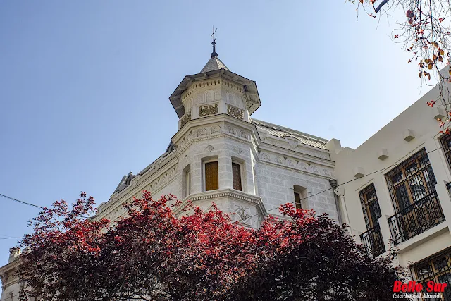 Los terrenos donde se construyo el barrio pertenecían a la congregación franciscana. A finales del siglo XIX, por dificultades económicas, tuvieron que ponerlos en venta donde los destacados arquitectos chilenos Ricardo Larraín Bravo y Alberto Cruz Montt, proyectaron su armoniosa estética, junto a la influencia europea de las casonas en las que predominan los estilos renacentista, neoclásico, barroco y neocolonial.