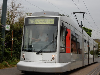 http://www.rp-online.de/nrw/staedte/duesseldorf/wieso-hightech-die-rheibahn-lahm-legte-aid-1.6768928