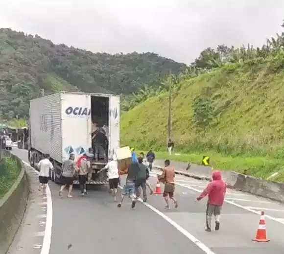 Projeto de Lei quer endurecer punição para saques de carga em rodovias
