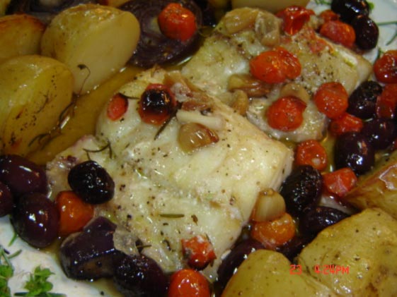 Filet de Peixe Assado com Batatas, Ervas, Tomates e Azeitonas