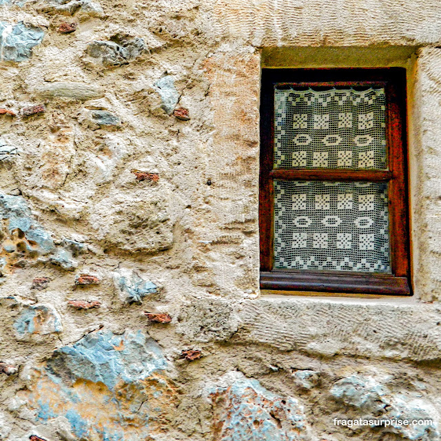 Fachadas em pedra nua características da vila de Monemvasia na Grécia