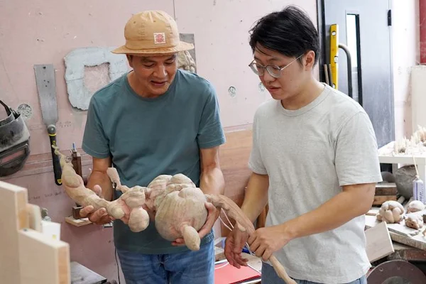 ▲大葉大學造藝系碩士生蕭亦連(右)與吉田敦老師(左)討論木雕創作。（圖／記者林明佑翻攝）