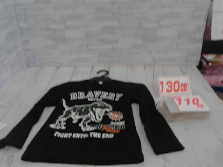 中古品　子供服　１３０㎝　ブラック×恐竜プリント　長袖Tシャツ　１１０円