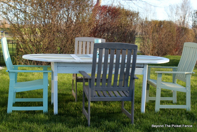 beachy table, patio set, fusion mineral paint, makeover, DIY, paint, upcycled, summer, outdoors, http://bec4-beyondthepicketfence.blogspot.com/2016/04/beachy-patio-table.html
