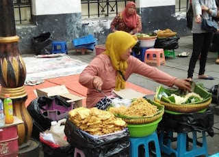 emansipasi, perempuan, nenek, duduk, termenung, kesusahan, wanita, indonesia, kartini, jual gorengan, pasar, jual makanan, pinggir jalan, pedagang, buruh wanita, mencari nafkah,Kota tua, Jakarta, ekonomi lemah, miskin, keluarga susah,