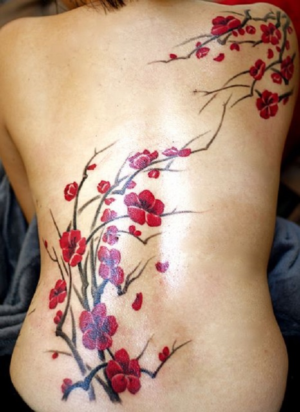 Vermelho escuro flor de cerejeira tatuagem nas costas. A parte de trás, proporciona uma grande tela para o cerejeira em flor e o seu design. Dá forma a estender os ramos e mostrar o máximo de detalhes e a beleza das flores de cerejeira. (Foto: Fontes de imagem)