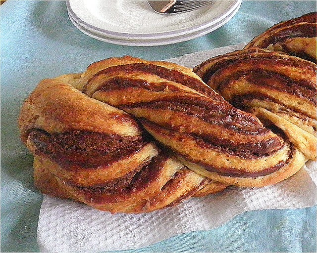 https://treatntrick.blogspot.com/2015/01/braided-nutella-brioche.html