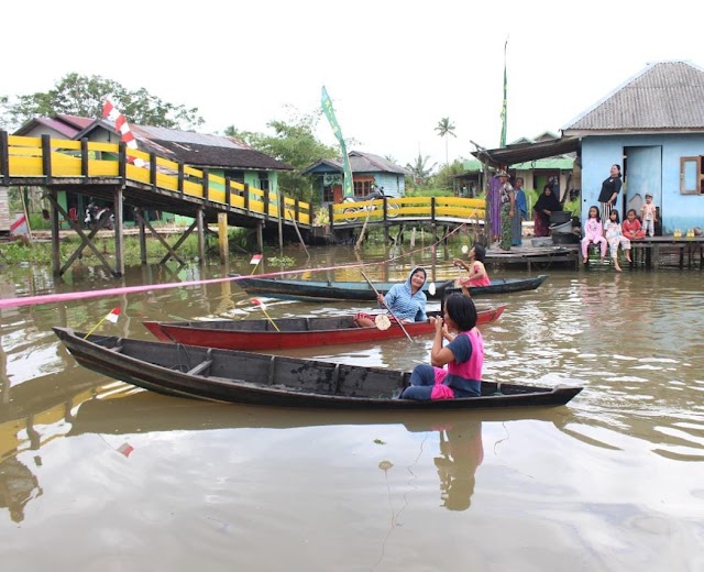 Begini Keseruan Lomba Makan Kerupuk di Atas Jukung 