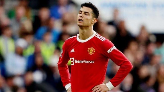 Ekspresi kekecewaan Cristiano Ronaldo saat MU dihajar Brighton 4-0 pada laga Liga Inggris 2021-22 lalu