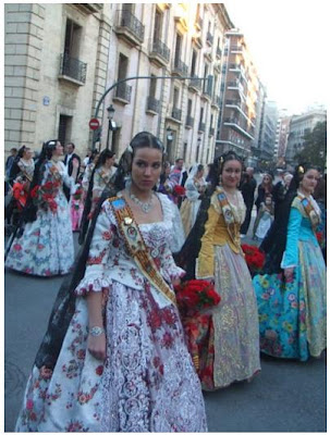 La dona amb el vestit de llauradora, protagonista de l’ofrena (Fotografia: Francesc Arnau i Chinchilla)