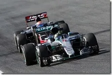 Una Mercedes precede una Haas