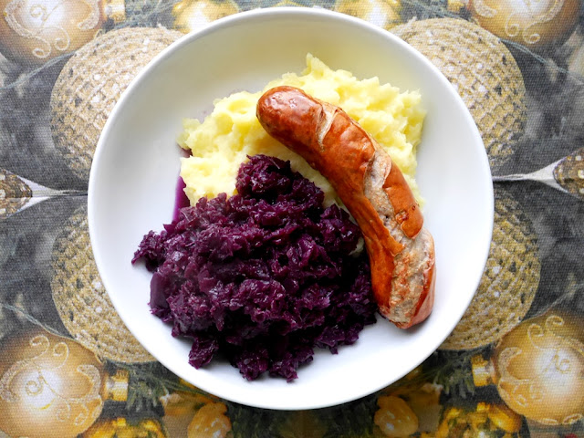 Kartoffelsalat, selbstgemachter Rotkohl, Bratwurst