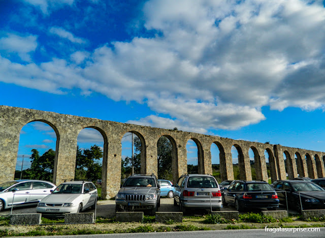 Estacionamento ao lado do Aqueduto de Óbidos, Portugal