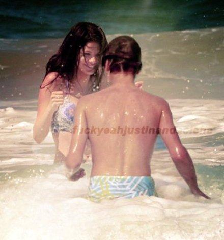 justin bieber and selena gomez beach photos. justinbieber selenagomez st