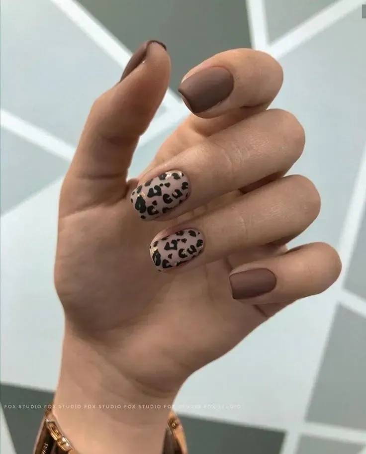 Uñas café marrón para otoño invierno