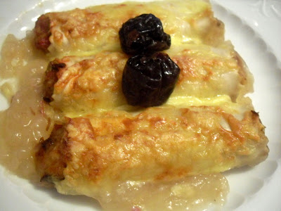 Canelones de confit de pato y manzana con veloute.