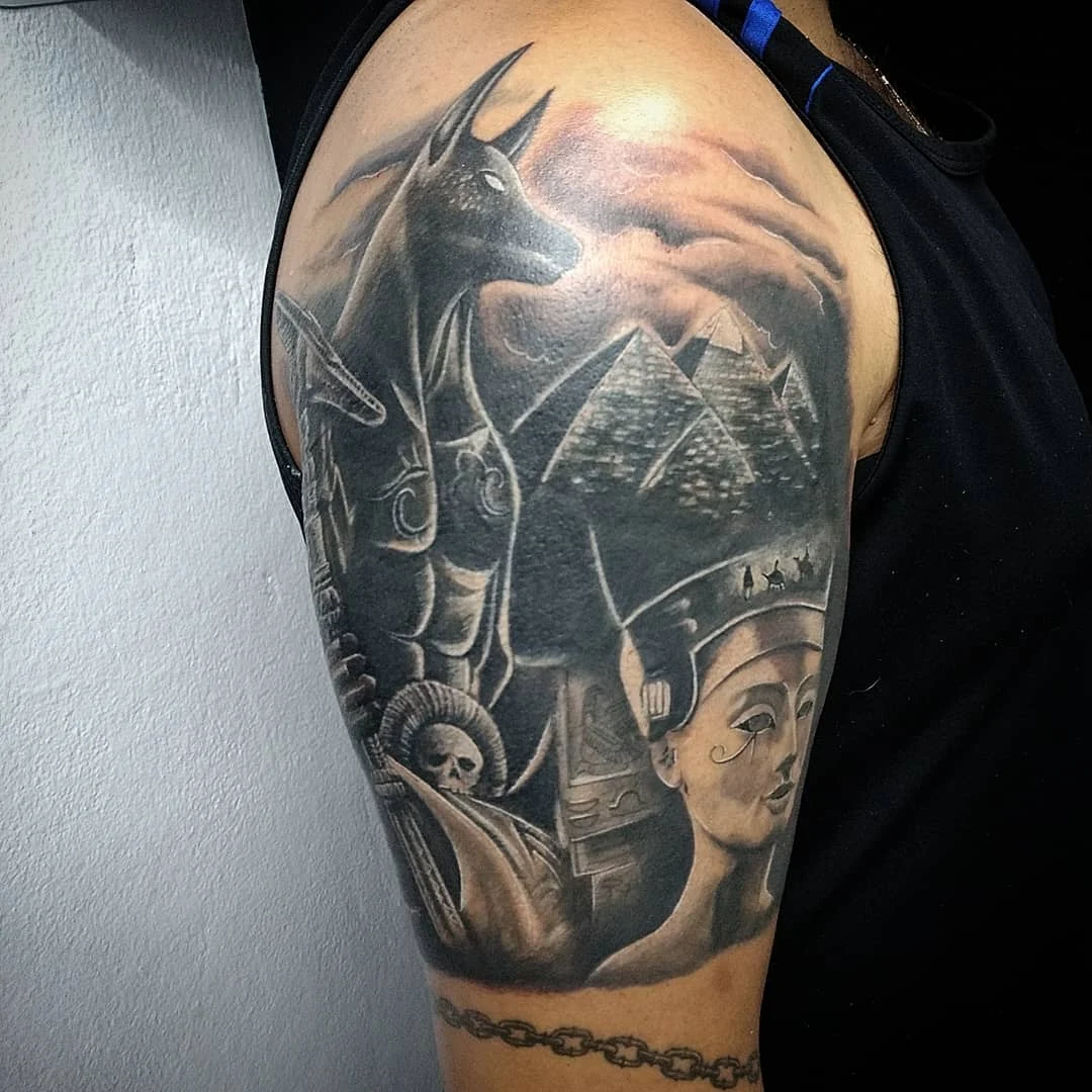 Tatuajes de Anubis en el brazo