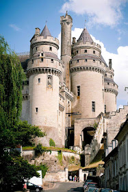 Pierrefonds uma restauração que foi um progresso na linha medieval