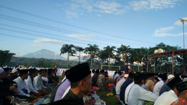 Ribuan Warga Desa Lemahireng Laksanakan Sholat Id di Lapangan Bulujaya