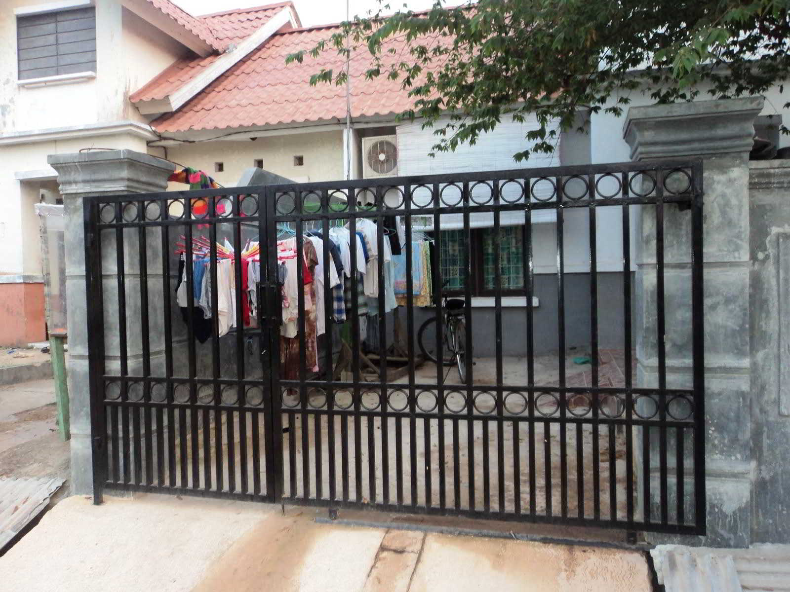 28 model  pagar  besi  rumah minimalis sederhana hollow 