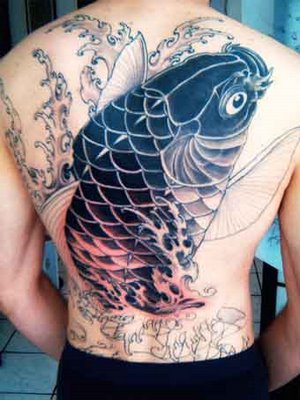 Tattoo carpa nas costas