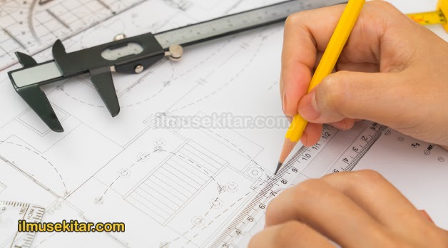 seorang sedang mengukur sesuatu dengan penggaris dan pensil