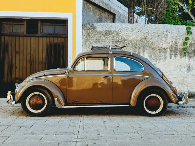 aprende ingles trafico coche clasico antiguo marron bonito Volkswagen Beetle escarabajo