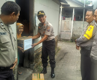 "Sithik Eding" Polsek Kotagede Bagikan Paket Sembako ke Warga Tak Mampu