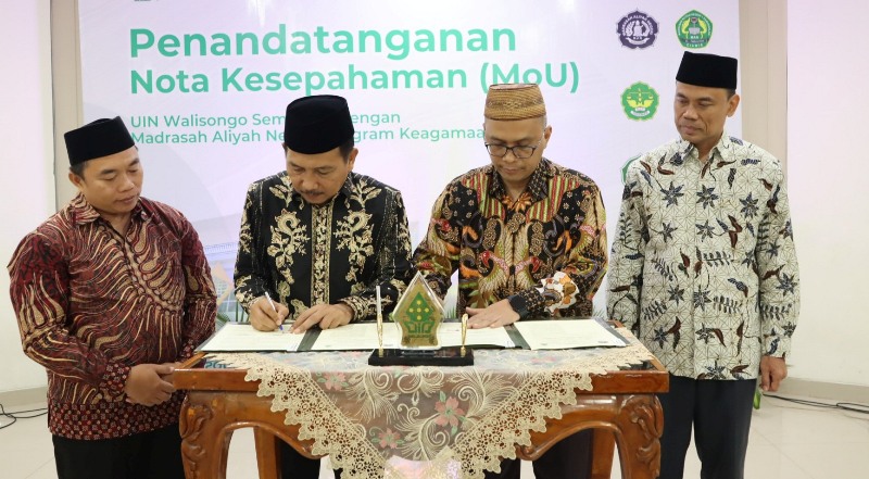 Penandatanganan kerjasama berlangsung di Gedung KH Zubair Al Jaelani Planetarium UIN Walisongo, Semarang, Kamis (12/10/2023) - doc:kemenag.go.id