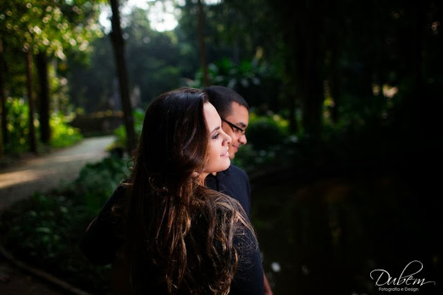 Ensaio de fotos de casal no bosque