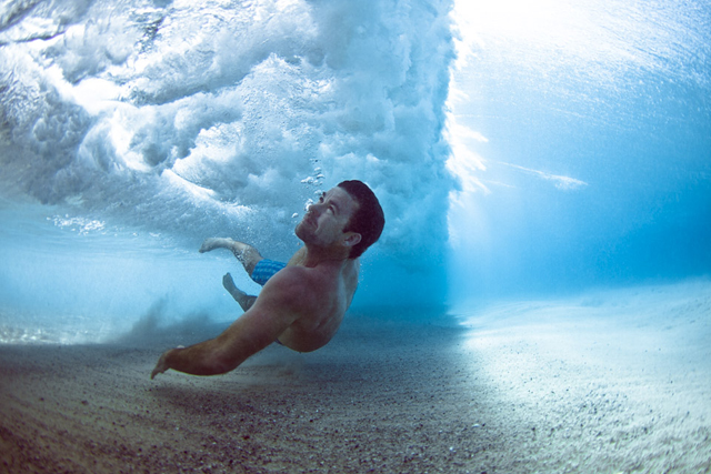 Fotos submersas de banhistas passando debaixo de ondas