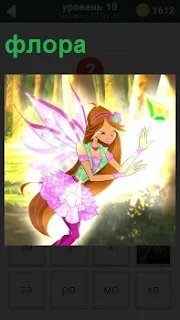 Ярко освещенная фея цветов флора с крыльями  ловит бабочку в полете в лесу