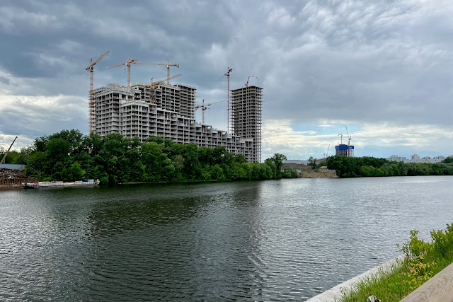 Шелепихинская набережная, Москва-река, вид на строящийся жилой комплекс «Береговой»